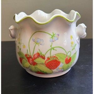 Strawberry Hill By MANN fine China Scalloped Edge Bowl Vase
